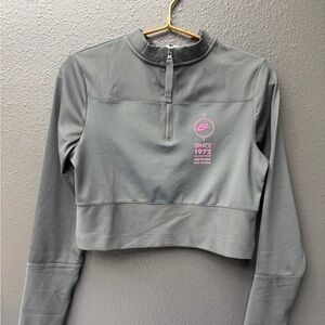 Nike Women's Gray and Pink Crop Top